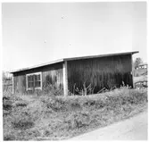 Vägstation Y4, Liden. Förrådsbyggnad, invid väg.