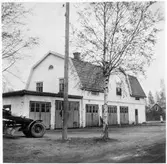 Vägstation Y5, Stavreviken. Bostadshus i två våningar med garage i bottenvåningen. Tillbyggnad med garage till vänster. Väghyvel skymtar.