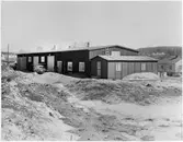 Depåförrådet i Älandsbro (Vägstation Y6). Förrådsbyggnad. Personbil Volvo PV framför byggnaden.