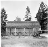 Vägstation Y7, Lundevarv, filial Frånö. Garagebyggnad. Till höger sidoplog och fäste för sidoplog.