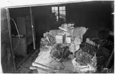 Vägstation Y7, Lundevarv, filial Björås. Interiör av garagebyggnaden. Upplag av diverse skrot från olika maskindelar, motorblock.