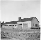 Vägstation Y8, Bjästa. Vägstationens huvudbyggnad med från vänster garage, kontor, verkstad. Markberedning pågår på garageplan.