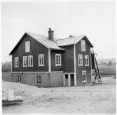Vägstation Y8, Bjästa, filial Ullånger. Bostadshus med tegelmurad bottenvåning med garage (baksidan).