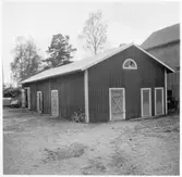 Vägstation Y8, Bjästa, filial Ullånger. Förrådsbyggnad. Cykel vid gaveln. Två dörrar till utedass.