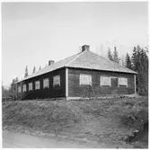 Vägstation Y10, Arnäsvall. Förrådsbyggnad. Invid väg.