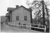 Vägstation Y12, Sollefteå.  Bostadshus i tegel, tre våningar. Eventuellt tjänstebostad.