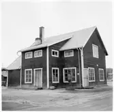 Vägstation Y13, Bredbyn. Kontors- och eventuell förrådsbyggnad i före detta bostadshus eller fabriksbyggnad. Bensinpump (drivmedelspump) framför byggnaden.