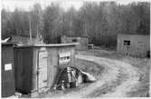 Vägförvaltningen i Västernorrlands län, VFY, Byggnadsförrådet. Små förrådsbyggnader. En del flyttbara, för att använda vid olika vägbyggen och liknande.