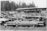 Vägförvaltningen i Västernorrlands län, VFY, Byggnadsförrådet.  Vy över byggnadsförrådets gårdsplan med upplag av diverse material, såsom järnbalkar, cementrör, trävirke.