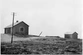 Vägstation Z6, Hede, filial Flatruet. Byggnad på kalfjället. Troligen övernattningsstuga för manskapet. Garagebyggnad till höger. Telefonstolpe.
