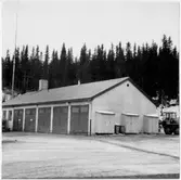 Vägstation Z13, Gäddede. Vägstationens huvudbyggnad med kontor och garage. På gaveln manskapsskåp för manskapets personliga utrustning och redskap. Radiokommunikationsmast. Bakom byggnaden skymtar en väghyvel. (Vinterbild).