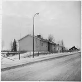 Vägstation Z13, Gäddede. Bostadshus, eventuellt tjänstebostad för vägmästaren. Invid väg. (Vinterbild).