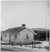 Vägstation Z13, Gäddede.  Bostadshus, eventuellt tjänstebostad för vägmästaren. Invid väg. (Vinterbild).