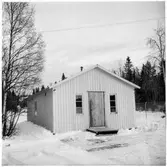 Vägstation Z13, Gäddede, filial Lidsjöberg. Mindre byggnad, eventuellt manskapsbod. (Vinterbild).