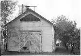 Vägstation Z14, Strömsund. Garagebyggnad med port på gaveln.