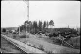 Vägstation AC5, Vindeln.  Uppställning av spetsplogar och sidoplogar. Invid elektrifierad järnväg (Stambanan genom övre Norrland).