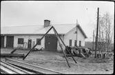Vägstation AC 16, Åsele. Vägstationens huvudbyggnad med från vänster garage, kontor, verkstad. Verkstadsdelen närmast. Cykel framför verkstaden. Upplag av diverse materiel.