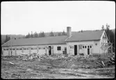 Vägstation AC17, Dorotea. Vägstationens huvudbyggnad under uppförande. Från vänster garage, kontor, verkstad.