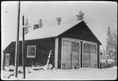 Vägstation AC18, Vilhelmina, filial Kultsjöluspen. Garage- och förrådsbyggnad (vinterbild).