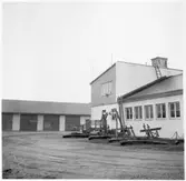 Vägstation BD1, Öjebyn. Verkstads- och garagebyggnaden till höger. Förrådsbyggnad, eventuellt äldre garagebyggnad i bakgrunden. Vägsladdar framför garagebyggnaden.