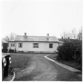 Vägstation BD1, Öjebyn. Bostadshus, eventuellt tjänstebostad för vägmästaren samt kontor. Ingångar till byggnaden vid vardera gaveln.