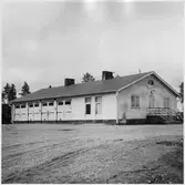 Vägstation BD8, Överkalix. Vägstationens huvudbyggnad med garage och kontor. Cykel vid kontorsingången.