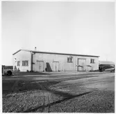 Vägstation BD9, Haparanda. Förrådsbyggnad. Spetsplogar till höger om byggnaden.