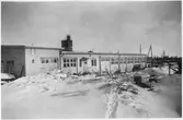 Vägstation BD9, Haparanda. Vägstationens huvudbyggnad med verkstad, kontor, garage. Personbilar på garageplan (vinterbild).