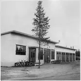 Vägstation BD11, Pajala. Vägstationens huvudbyggnad med kontor, verkstad och garage. Cykelställ med cyklar utanför kontoret.