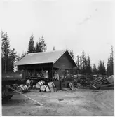 Vägstation BD11, Pajala. Förrådsbyggnad. Upplag av diverse materiel runt byggnaden, 