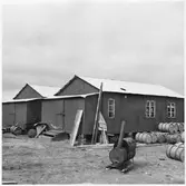 Vägstation BD13, Karesuando. Förrådsbyggnader. Vägmärke, lutad mot väggen, 