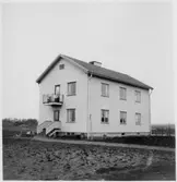 Vägstation BD13, Karesuando. Bostadshus i två våningar. Tjänstebostäder för vägstationens personal. Damcykel framför byggnaden.