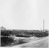 Vägstation BD13, Karesuando, filial Muodoslompolo. Vy över bybebyggelse. Snöskärmar (flakskärm), invid väg.