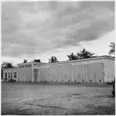 Vägstation BD14, Vittangi. Vägstationens huvudbyggnad med kontor, verkstad, garage. Cyklar utanför kontorsdelen.