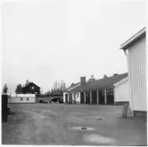 Vägstation BD16, Nattavaara. Vägstationens huvudbyggnad. Från vänster verkstad, kontor, garage. Förrådsbyggnad i fonden till höger. Spetsplog, sidoplog framför verkstaden. Bostadshus i bakgrunden.