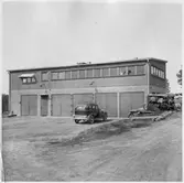 Vägstation BD17, Jokkmokk. Vägstationens huvudbyggnad med garage i bottenvåningen. Kontor i övervåningen. På garageplan personbil BD1381. Kompressor till höger.