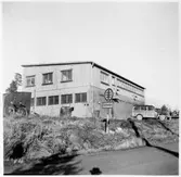 Vägstation BD17, Jokkmokk. Vägstationens huvudbyggnad med garage i bottenvåningen. Kontor i övervåningen. Personbil och cykel. Invid väg med vägmärket 