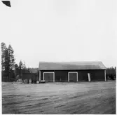 Vägstation BD 19, Arvidsjaur. Förrådsbyggnad. Cyklar lutade not väggen