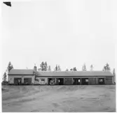 Vägstation BD 19, Arvidsjaur. Vägstationens huvudbyggnad med från vänster verkstad, kontor, garage. Lastbil framför garageport. Personbilar framför kontoret.