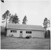 Vägstation BD 19, Arvidsjaur. Förrådsbyggnad. Cyklar lutade not väggen.