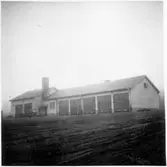 Vägstation BD21, Glommersträsk. Vägstationens huvudbyggnad med från vänster verkstad, kontor, garage. Personbil framför kontoret.