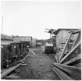 Kvarteret Stören, Luleå.  Förrådsbyggnader. Upplag av diverse materiel, bland annat cementrör.