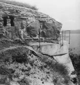 Undersökning av Näs slottsruin på Visingsö, sommaren 1943. Det finns sprickbildningar i stödmurarna, spickor och utglidningar i den östra delen.