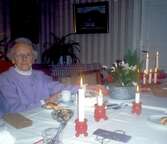 Maj-Britt Björkman (1920 - 2011) deltar vid julavslutningen för Studieförbundet Vuxenskolans studiecirkel 
