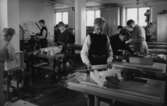 Vykort från förskolan i Stretereds skolhem (senare: Videgården), 1940- 1950-tal. Slöjdlärare Ivar Andersson (1913 - 2004) med manliga elever i skolslöjden (träslöjden) på norra källarplanet.