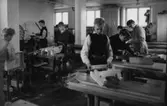 Vykort från förskolan i Stretereds skolhem (senare: Videgården), 1940- 1950-tal. Slöjdlärare Ivar Andersson (1913 - 2004) med manliga elever i skolslöjden (träslöjden) på norra källarplanet.