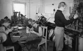 Vykort från förskolan i Stretereds skolhem (nuvarande Videgården), 1950-tal. Manliga elever i metallslöjden som var en del av slöjdsalen.