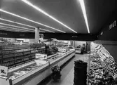 Domus i, kvarter Storken. Hörnet Kungsgatan-Färgaregatan. Interiör av livsmedelsaffären.