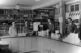 Konsumbutiken på Norra Strömgatan 36, kv Storken 5. Speceributiken. 

Från vänster: Bertil Lindblom, Erik Hallgren, E Hedrén (föreståndare) och Olof Cernholm.