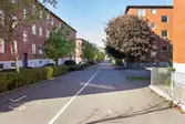 Gång- och cykelbana genom bostadsbebyggelsen vid Våmmedalsvägen i Våmmedal, Kållered, den 6 oktober 2016. Vy västerut.